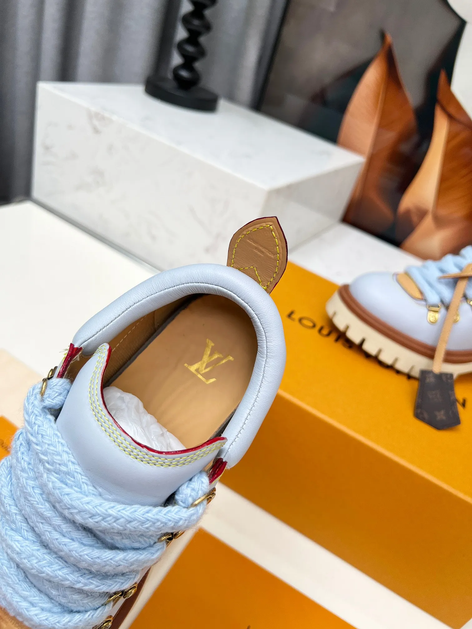 p660💰"Couple Style" LV Louis Vuitton's 2025 autumn and winter new style, developed one-to-one from the original version, retro fashionable, handsome and cool mountaineering derby shoes are now available.  Material: Imported first-layer cowhide Lining: Imported lambskin Outsole: Original molded TR non-slip outsole Sole height: 3.5cm Shoe size: Same style for men and women 35-45
